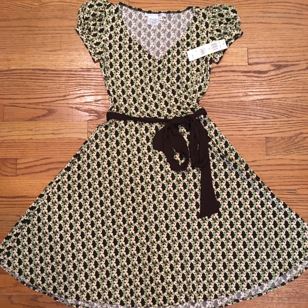 🆕 NWT Maggy London size 4 green/brown wrap dress